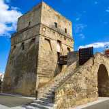 ...si trattava della corposa Torre della Pelosa, che ancora oggi domina la piazza principale del paese con la sua struttura a pianta quadrata e le tre caditoie per lato